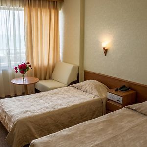 Zimmer mit Kingsize-Bett